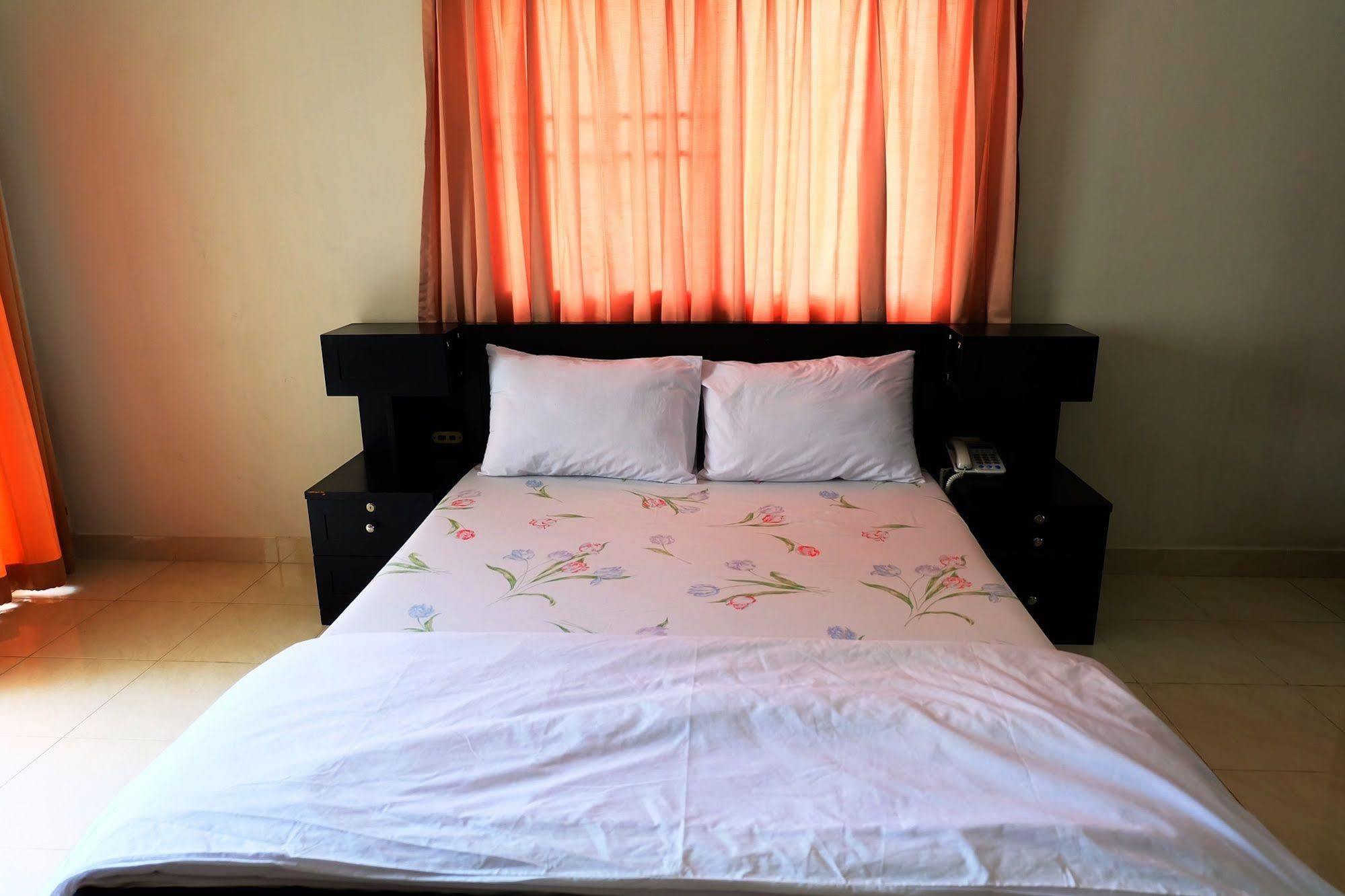 Larrivee Hotel Bang Bo Exterior photo